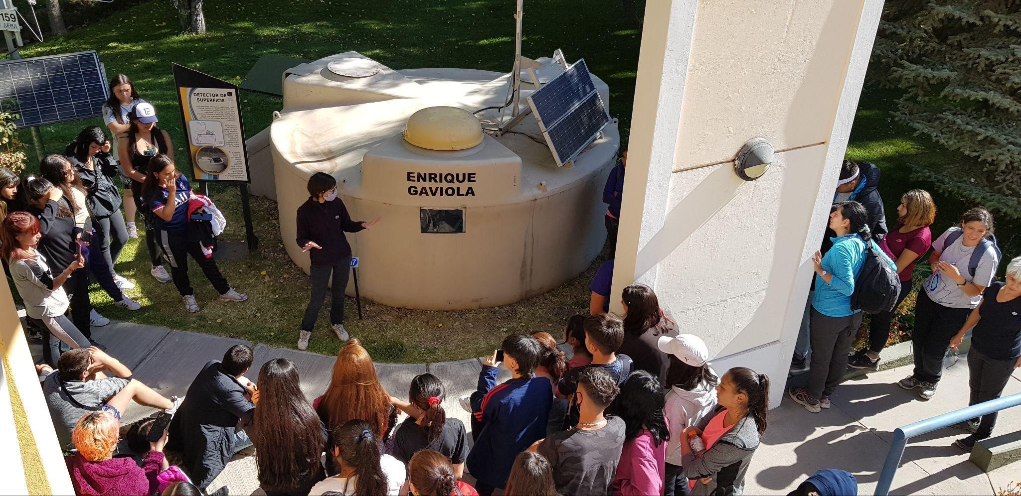 Visita de estudiantes de escuela
secundaria a las instalaciones del observatorio. En el parque se encuentran
detectores en escala 1:1, como el detector Enrique Gaviola.
Los detectores tienen nombres que fueron propuestos por alumnos de escuelas malargüinas.