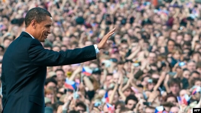 Barack Obama tras pronunciar su discurso sobre el peligro de las armas nucleares
en Praga, República Checa, en abril de 2009. Posteriormente es galardonado con
el Premio Nobel de la Paz.
